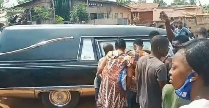 Togo GiflÃ© dans lâ€™invisible, un chauffeur de corbillard abandonne sa voiture