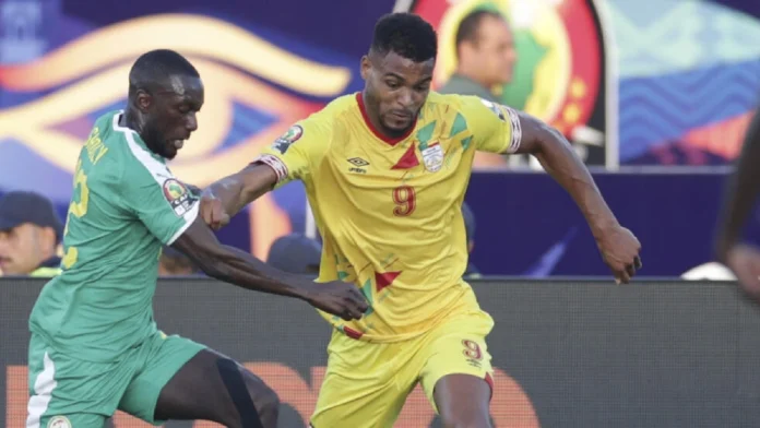 Le BÃ©ninois Steve MouniÃ© (Ã  droite) aux prises avec le SÃ©nÃ©galais Youssouf Sabaly, le 10 juillet 2019 au Caire, lors de la CAN 2019. AP - Hassan Ammar