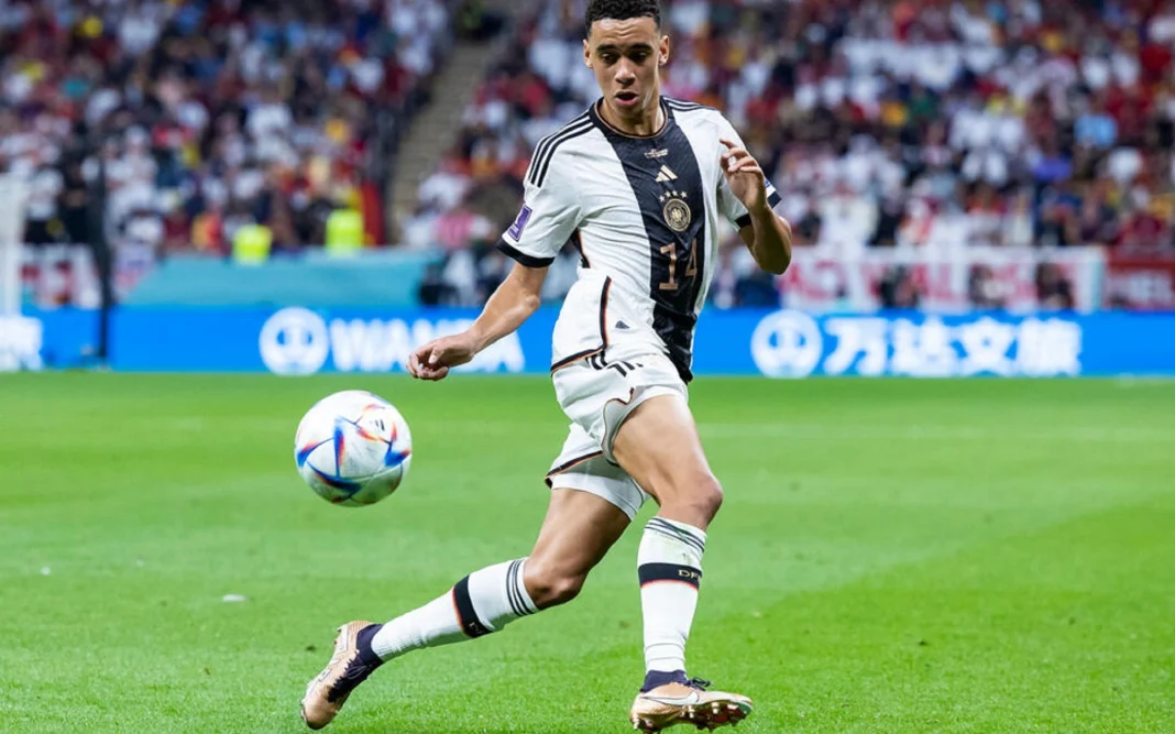 Doha, dimanche, lors d'Espagne-Allemagne. A 19 ans, Jamal Musiala, le milieu de terrain de Bayern Munich et de l'Allemagne, incarne le futur mais aussi le prÃ©sent de la Mannschaft. Icon sport