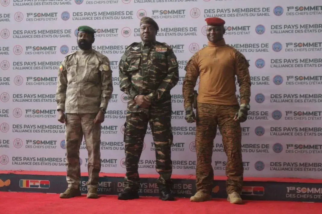 Le gÃ©nÃ©ral Abdourahamane Tiani du Niger (centre), le colonel Assimi GoÃ¯ta du Mali (Ã  gauche) et le capitaine Ibrahim TraorÃ© (Ã  droite) du Burkina Faso au 1er sommet des dirigeants de l'Alliance des Etats du Sahel (AES), le 6 juillet 2024