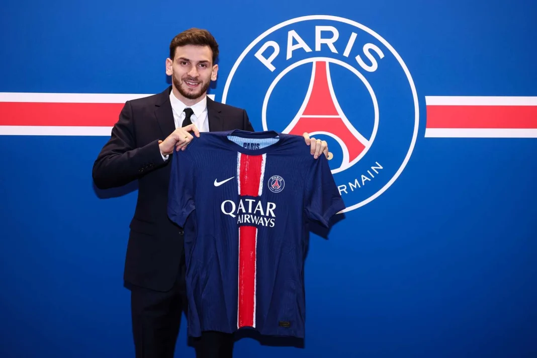 Khvicha Kvaratskhelia avec le maillot du PSG @PSG.fr