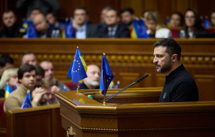 «La Russie doit perdre la guerre contre l’Ukraine», a déclaré le président ukrainien Volodymyr Zelensky lors d’un discours au Parlement.